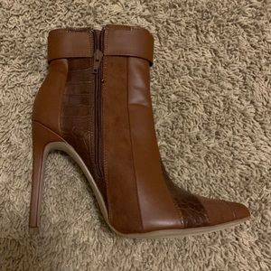 beautiful stiletto boots with gold trim and very comfy. perfect for a night out!